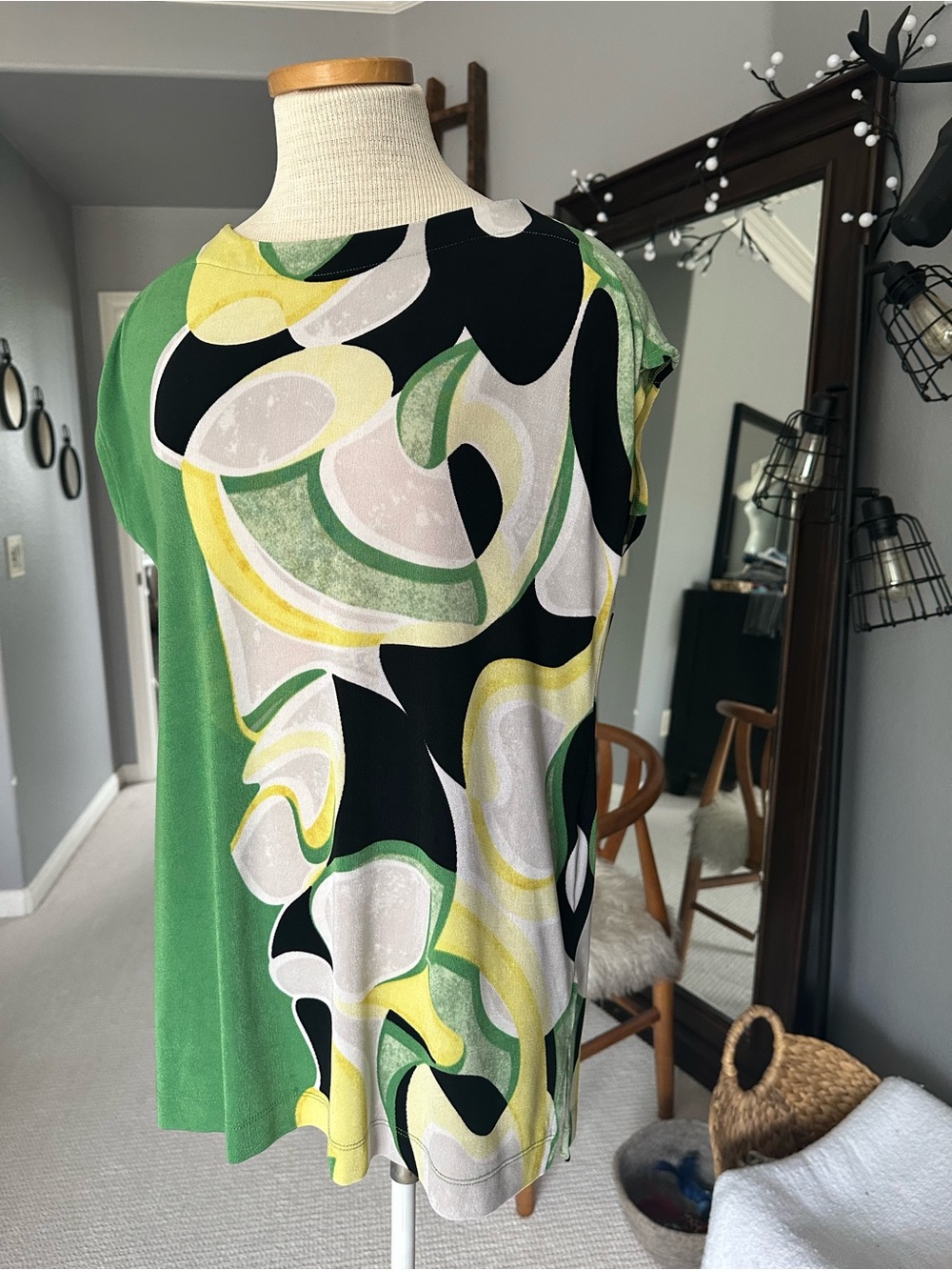 Chico’s Green Abstract Print Short Sleeve Top, size medium (1) - Picture 1 of 10
